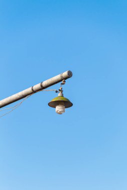 Gökyüzü arkaplanlı sokak ışıkları