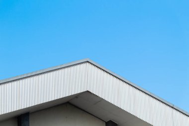 Boş boşluklu mavi gökyüzü ve çatının minimum bileşimi