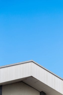 Boş boşluklu mavi gökyüzü ve çatının minimum bileşimi