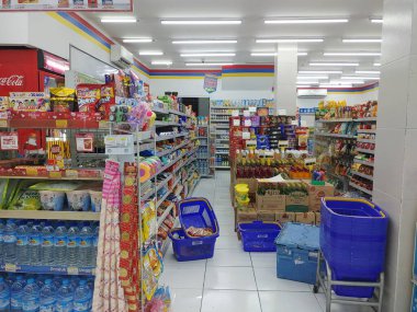 Lombok, Endonezya, 12 Şubat 2024 - Endonezya 'da perakende ürün satan bir minimarketin yakın görüntüsü