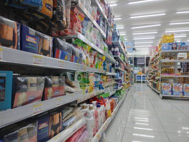 Lombok, Endonezya, 12 Şubat 2024 - Endonezya 'da perakende ürün satan bir minimarketin yakın görüntüsü