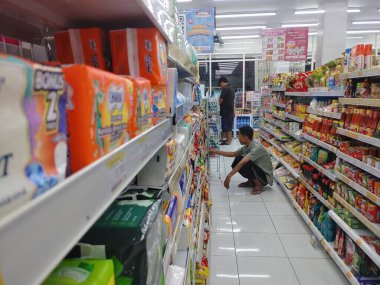 Lombok, Endonezya, 12 Şubat 2024 - Endonezya 'da perakende ürün satan bir minimarketin yakın görüntüsü