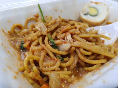 Endonezya sokak yemeklerinde kızarmış erişte ve karışık sebze.