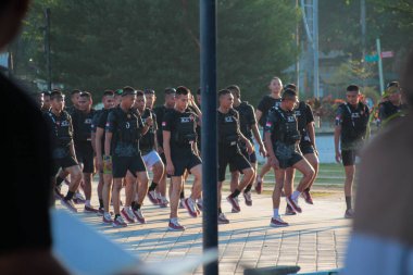 Lombok, 2 Mart 2024, Endonezya - bir grup genç Endonezyalı asker sabah Loang Balok parkında eğitim görüyor.
