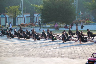 Lombok, 2 Mart 2024, Endonezya - bir grup genç Endonezyalı asker sabah Loang Balok parkında eğitim görüyor.