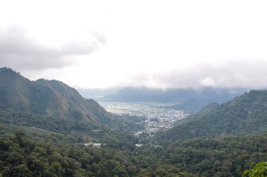 Pusuk turist parkının tepesinden Sembalun Vadisi manzarası