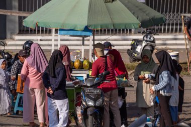 Bertais Lombok, Endonezya, 23 Haziran 2024 - GOR Turide Field 'da yiyecek satan sokak satıcıları