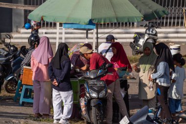 Bertais Lombok, Endonezya, 23 Haziran 2024 - GOR Turide Field 'da yiyecek satan sokak satıcıları