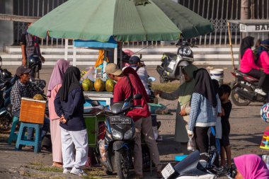 Bertais Lombok, Endonezya, 23 Haziran 2024 - GOR Turide Field 'da yiyecek satan sokak satıcıları