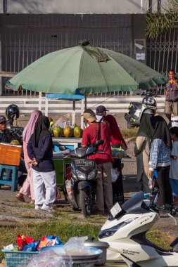 Bertais Lombok, Endonezya, 23 Haziran 2024 - GOR Turide Field 'da yiyecek satan sokak satıcıları