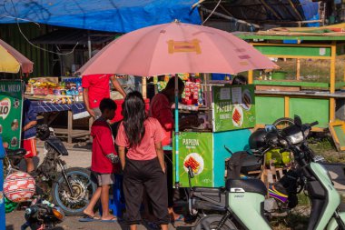 Bertais Lombok, Endonezya, 23 Haziran 2024 - GOR Turide Field 'da yiyecek satan sokak satıcıları