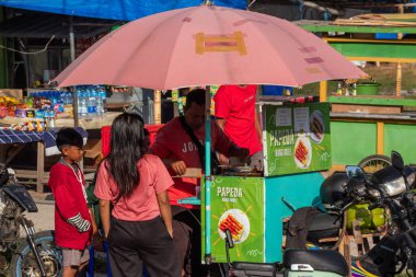 Bertais Lombok, Endonezya, 23 Haziran 2024 - GOR Turide Field 'da yiyecek satan sokak satıcıları
