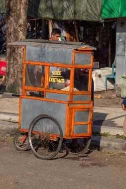 Endonezya sokak atıştırmalıkları arabası patates kızartması satıyor, Bertais Lombok, Endonezya, 23 Haziran 2024
