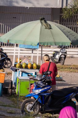 Bertais Lombok, Endonezya, 23 Haziran 2024 - GOR Turide Field 'da yiyecek satan sokak satıcıları
