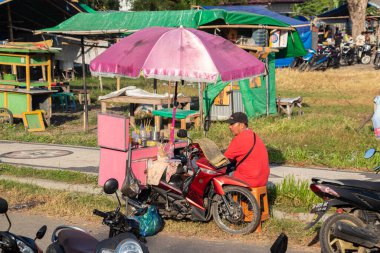 Bertais Lombok, Endonezya, 23 Haziran 2024 - GOR Turide Field 'da yiyecek satan sokak satıcıları