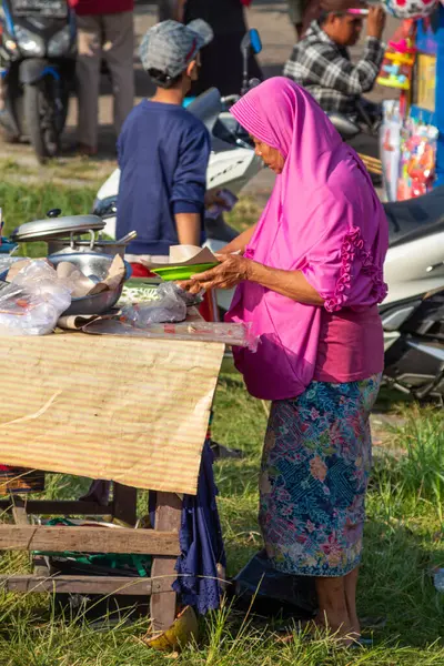 Eski Endonezyalı tüccarlar müşterileri satıp hizmet ediyorlar. Bertais Lombok, Endonezya, 23 Haziran 2024