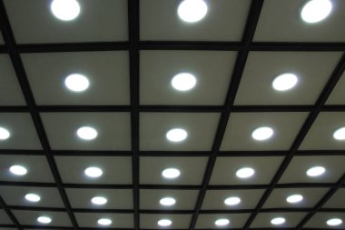 LED ışıklandırmalı dekoratif şebeke tavanı