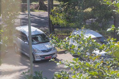 Mataram, Endonezya, 25 Mayıs 2024 - araba kampüsün ön bahçesine park edilmiş.