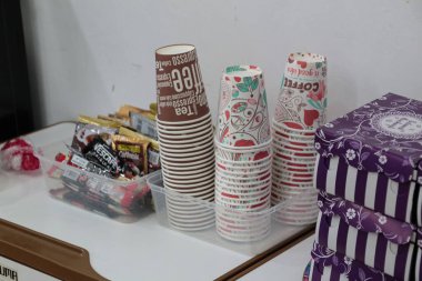 Mataram, Endonezya, 25 Haziran 2024 Endüstriyel kahve üzerine renkli kağıt bardakların yakın görüntüsü