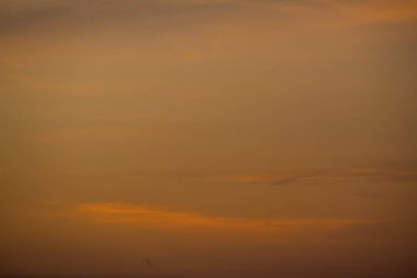 Öğleden sonra ılık ışık bulutları