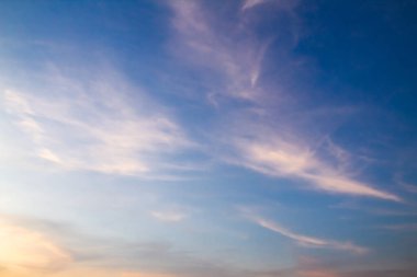 Sıcak ışık ve mavi gökyüzü olan bulutlar öğleden sonra