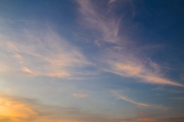 Sıcak ışık ve mavi gökyüzü olan bulutlar öğleden sonra