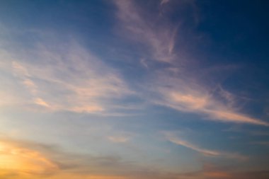 Sıcak ışık ve mavi gökyüzü olan bulutlar öğleden sonra