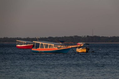 Kuzey Lombok, Endonezya 'da günbatımı geçmişi olan balıkçı tekneleri