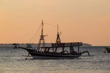 Kuzey Lombok, Endonezya 'da günbatımı geçmişi olan balıkçı tekneleri