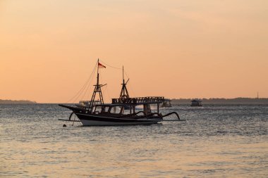 Kuzey Lombok, Endonezya 'da günbatımı geçmişi olan balıkçı tekneleri