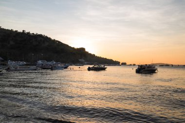 Kuzey Lombok, Endonezya 'da günbatımı geçmişi olan balıkçı tekneleri