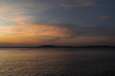 Akşam gökyüzü güneş ufuk çizgisinden batarken