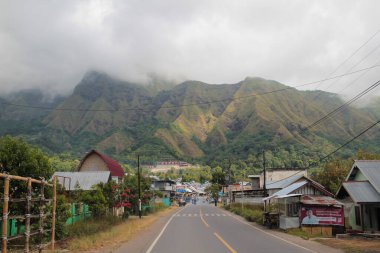 Sembalun 'daki doğal manzaralı yaşam atmosferi 9 Mart 2024' te dağlarla çevrili - Sembalun, Doğu Lombok, Endonezya