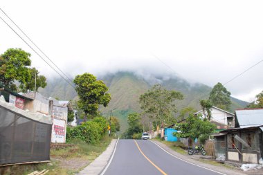 Sembalun 'daki doğal manzaralı yaşam atmosferi 9 Mart 2024' te dağlarla çevrili - Sembalun, Doğu Lombok, Endonezya