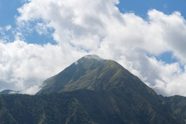 Anak Dara Dağı, Lombok, Endonezya üzerindeki bulutların genişliği