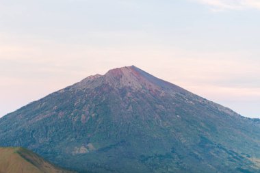 Rinjani Dağı 'nın manzarası, sabah güneş doğarken.