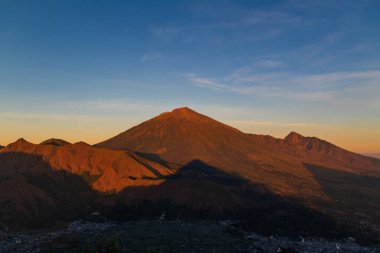 Rinjani Dağı 'nın manzarası, sabah güneş doğarken.