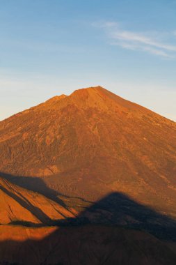 Rinjani Dağı 'nın manzarası, sabah güneş doğarken.