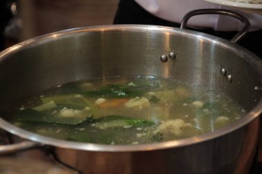 Lezzetli ve lezzetli sebze çorbası üstte bir tencerede