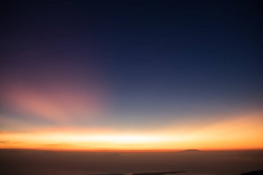 Sabah güneş doğduğunda turuncu renkli ufuk çizgisi