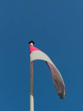 Endonezya 'nın kırmızı ve beyaz bayrağı mavi gökyüzünde dalgalanıyor.