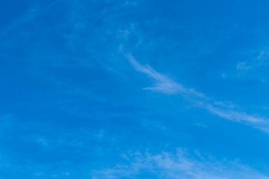 Parlak mavi gökyüzünde bulutlar oluşuyor.