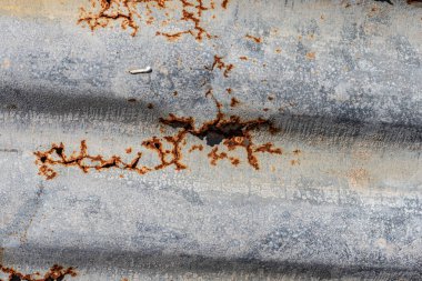 Paslı çinko duvarın dokusu havadan eskimiş.