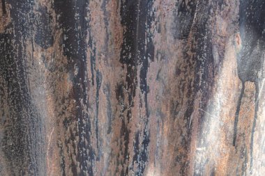 Paslı çinko duvarın dokusu havadan eskimiş.