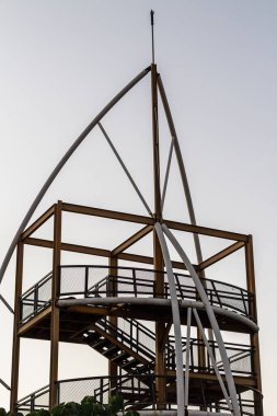 demir yapıdan yapılmış kule binası