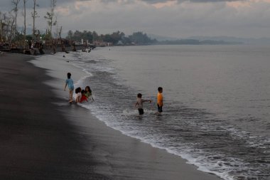 14 Temmuz 2024 'te Loang Baloq Plajı' nda oynayan ve rahatlatan çocuklar - Lombok, Endonezya