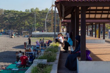 İnsanlar 14 Temmuz 2024 'te Loang Baloq plaj parkında Lombok, Endonezya