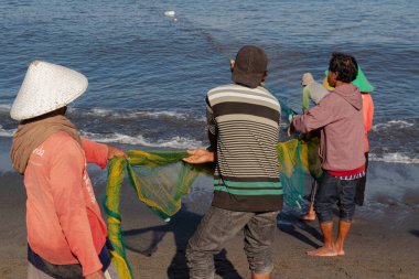 Loang Baloq köyündeki sahil balıkçılarının balıkçılık faaliyetleri 14 Temmuz 2024 - Lombok, Endonezya