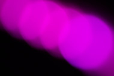 Mor bokeh efektli bulanık ışıklar