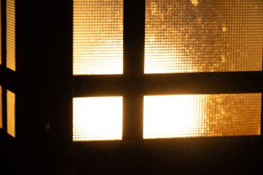 Ilık ışıkla karanlığı aydınlatan bahçe ışıkları.